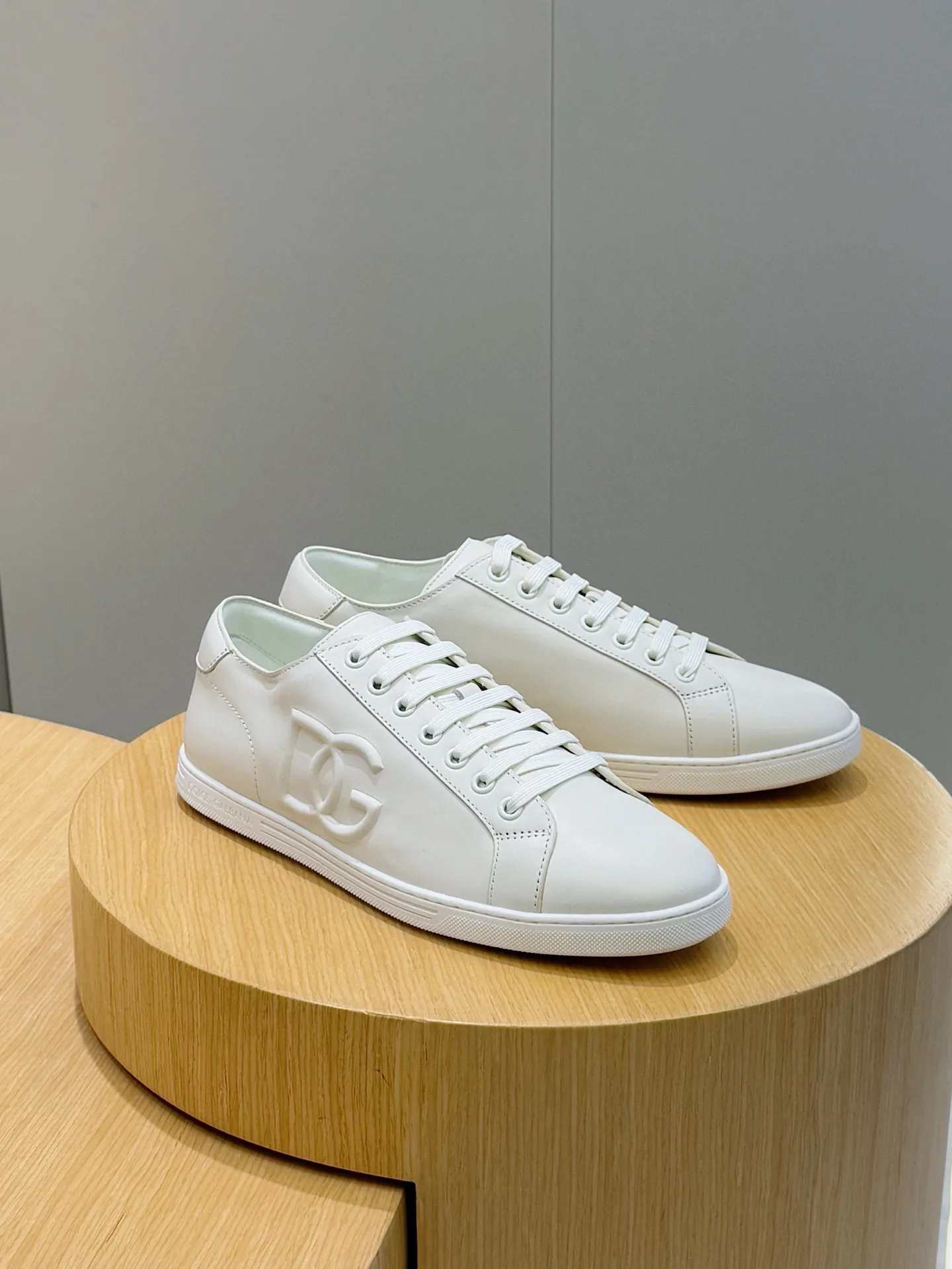 Men's Men's Shoes💰400 [New Style]🐏🐏DG men's calfskin sneakers Portofino Yacht shoes, simple and versatile design, unique saddle leather soles. The Dolce &G logo rear wing is the icing on the cake. Imported cowhide + rubber outsole Size: 39-44 (customized at 38.45)